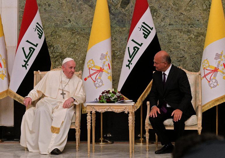 "Que callen las armas", reclama el papa en su visita histórica a Irak