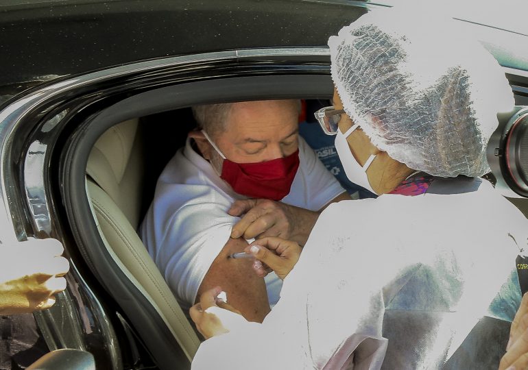Lula recibe primera dosis de la vacuna contra el covid-19 y le envía un mensaje a Bolsonaro