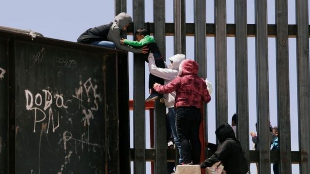 Un equipo de la Casa Blanca visita la frontera con México por crisis de migrantes