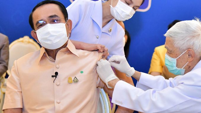 El primer ministro de Tailandia se vacuna con AstraZeneca