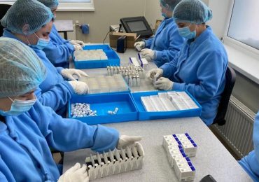 Europa examina vacuna rusa Sputnik V mientras aumentan de nuevo contagios