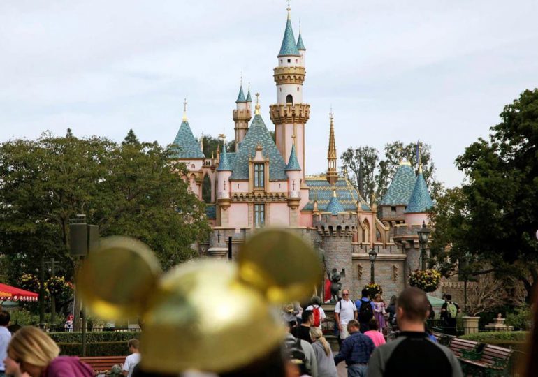 California baja la guardia contra el Covid19 para reabrir Disneyland y estadios en abril
