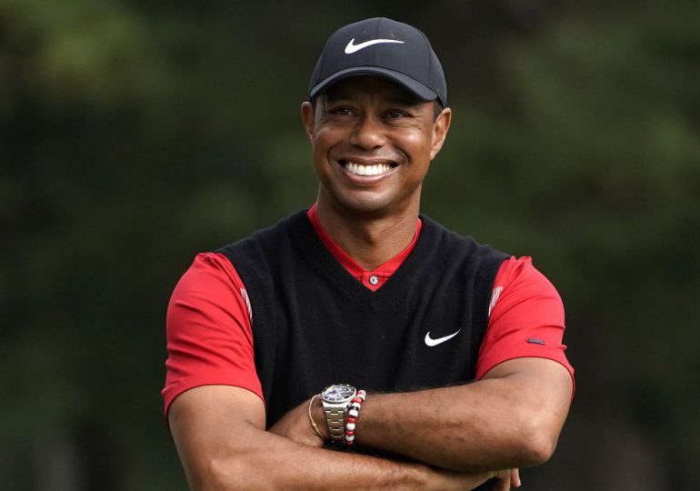 Tiger Woods dice que se recupera en su hogar del accidente automovilístico