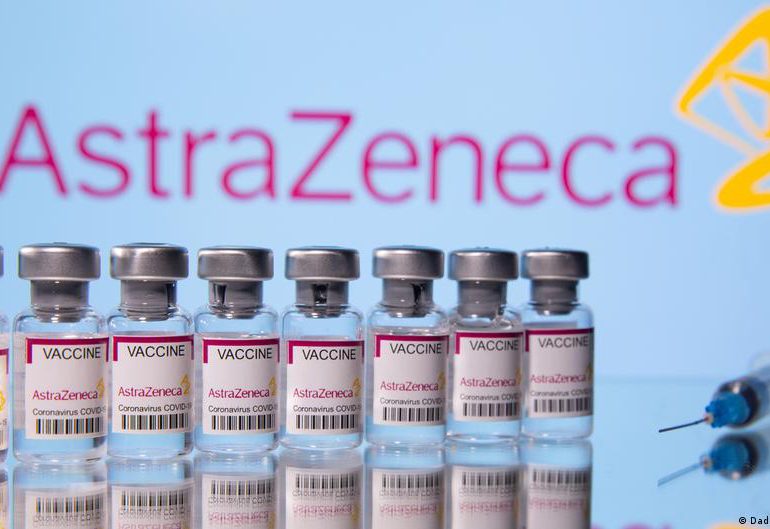 La vacuna de AstraZeneca: beneficios probados, riesgos bajo estudio