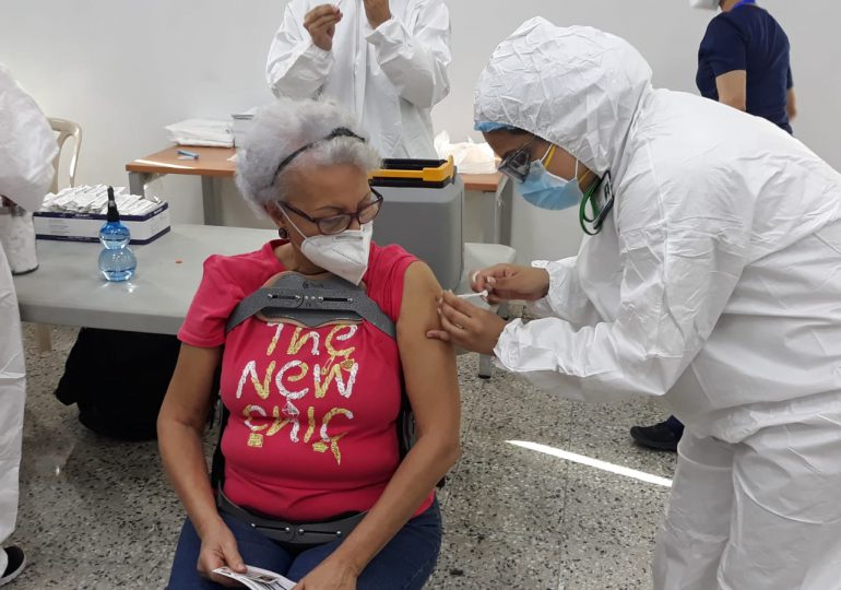 VIDEO | Adultos mayores acuden en masa a vacunarse contra el Covid-19
