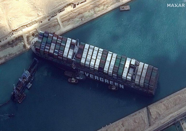 Lo que se sabe sobre el bloqueo del canal de Suez por un portacontenedores gigante