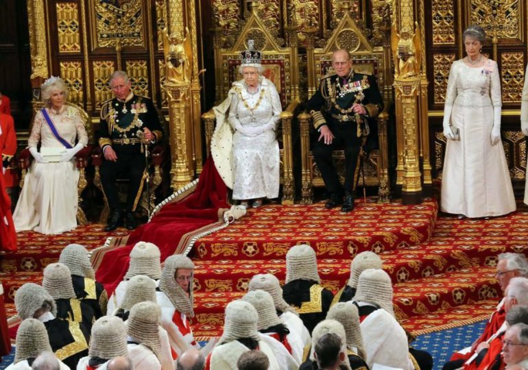 La monarquía británica, bajo presión por las acusaciones de Enrique y Meghan