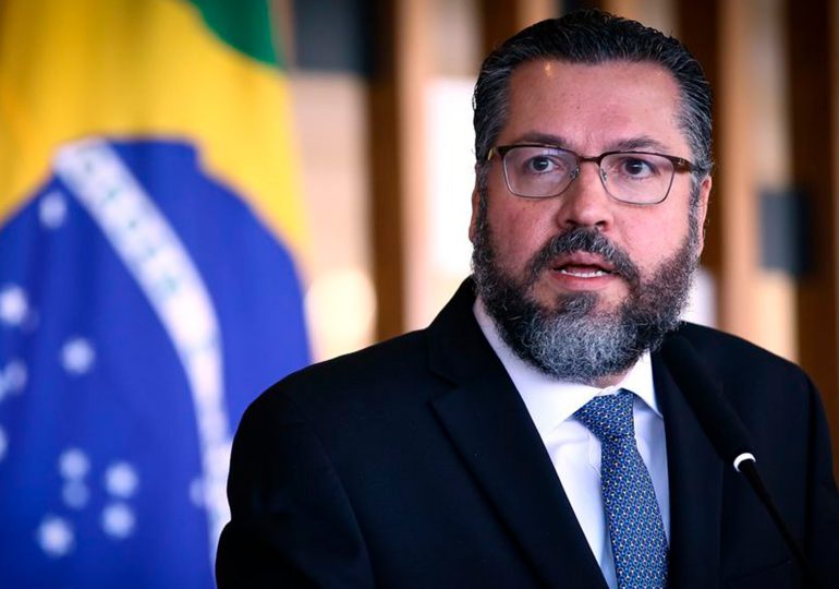 Canciller de Brasil renuncia en medio de críticas por falta de vacunas