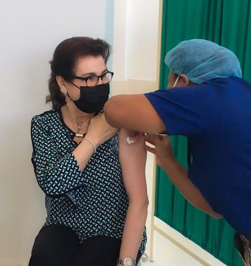 Madre de Raquel Arbaje recibe vacuna contra Covid-19