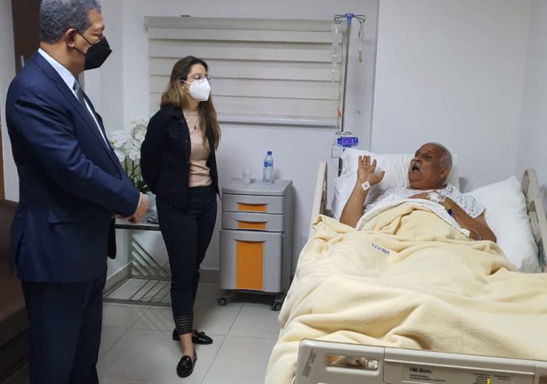 Leonel Fernández acude al hospital a visitar a Jaime David