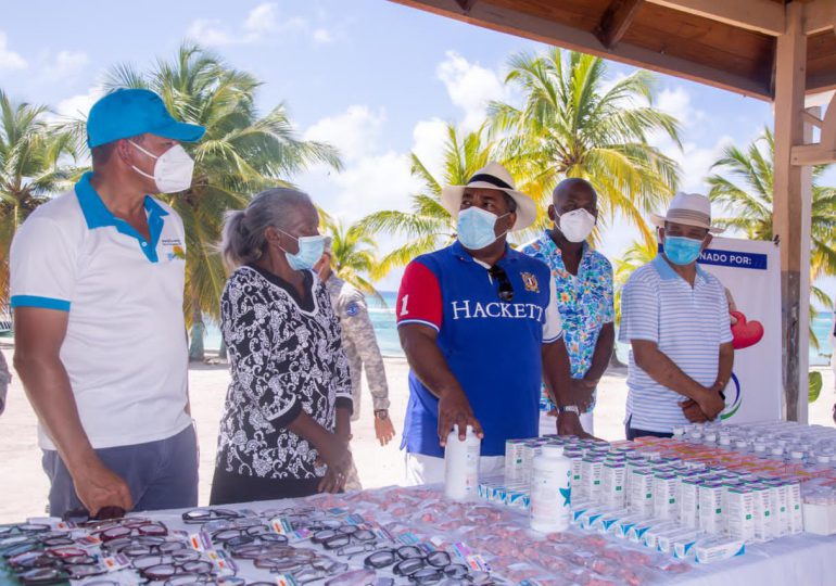 Gestionan y entregan ayudas sociales en San Pedro de Macorís, La Romana y la Isla Saona