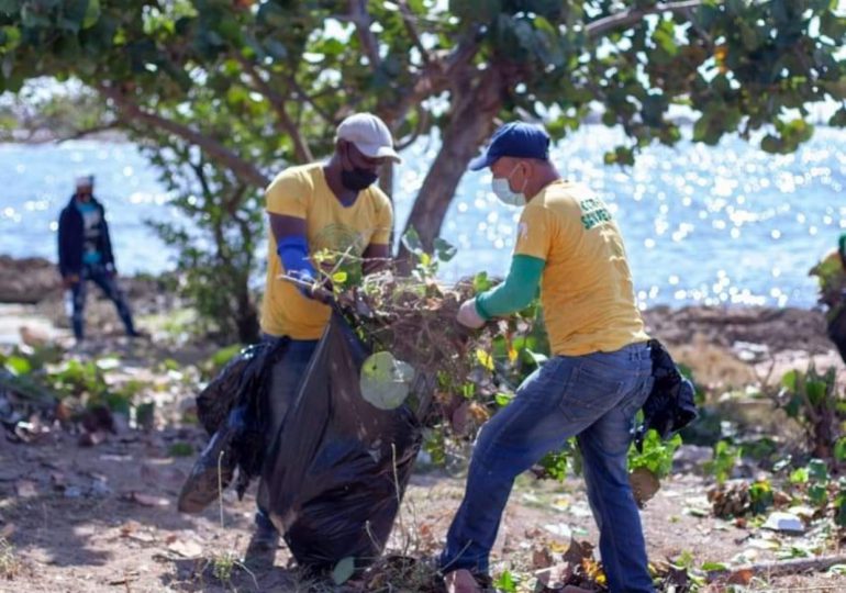 Reclusos del CCR-11 realizan labores de limpieza en el Malecón de SPM