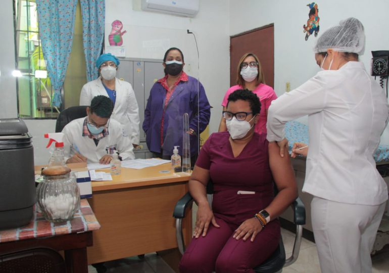 La UASD inicia vacunación a su personal médico