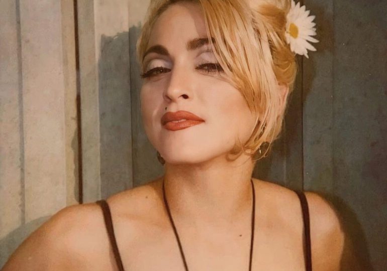 Madonna muestra su sensualidad en ropa interior a sus 62 años