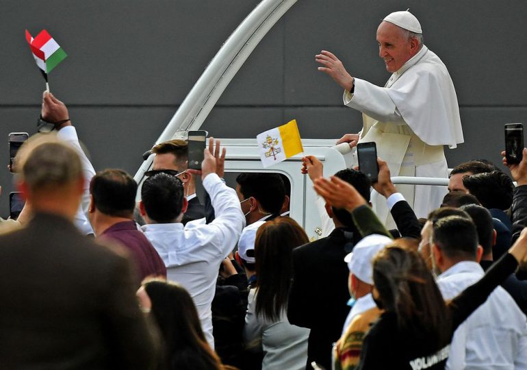 El papa concluye su visita histórica a Irak con misa ante miles de fieles