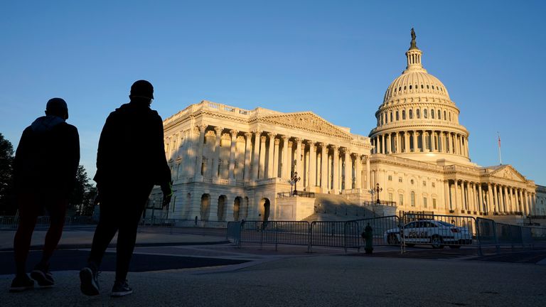 Votación maratónica sobre plan de estímulo de Biden se extiende en Senado de EEUU