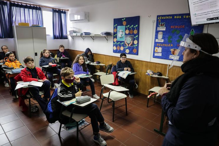 Uruguay suspende obligación de ir a clase por escalada de casos de covid-19