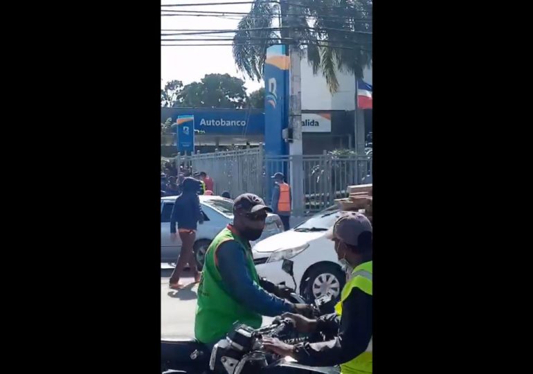 VIDEO | Delincuentes roban a una persona dentro de un banco en Higüey