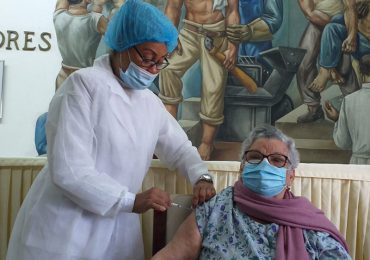 Hospital Gautier vacuna a 200 adultos mayores contra Covid-19
