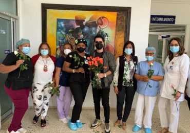 Manny Cruz sorprende al personal del Centro de Gastroenterología con rosas y canciones
