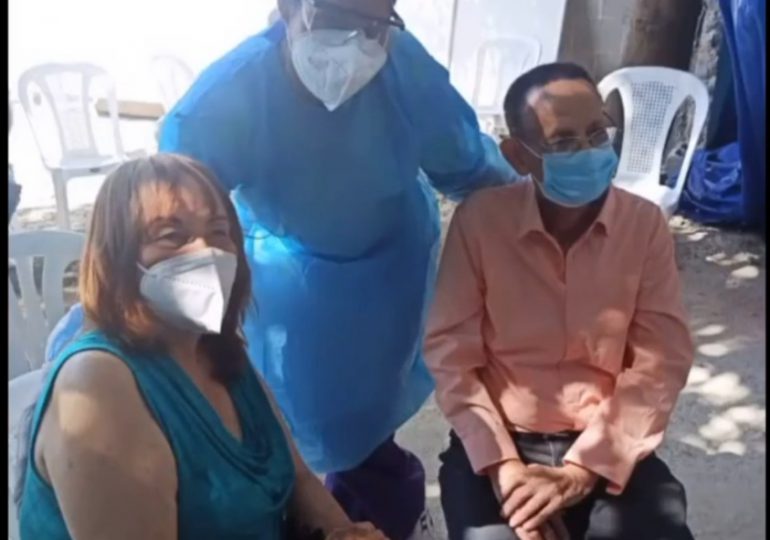 Luis Segura y su esposa se vacunan contra el Covid-19