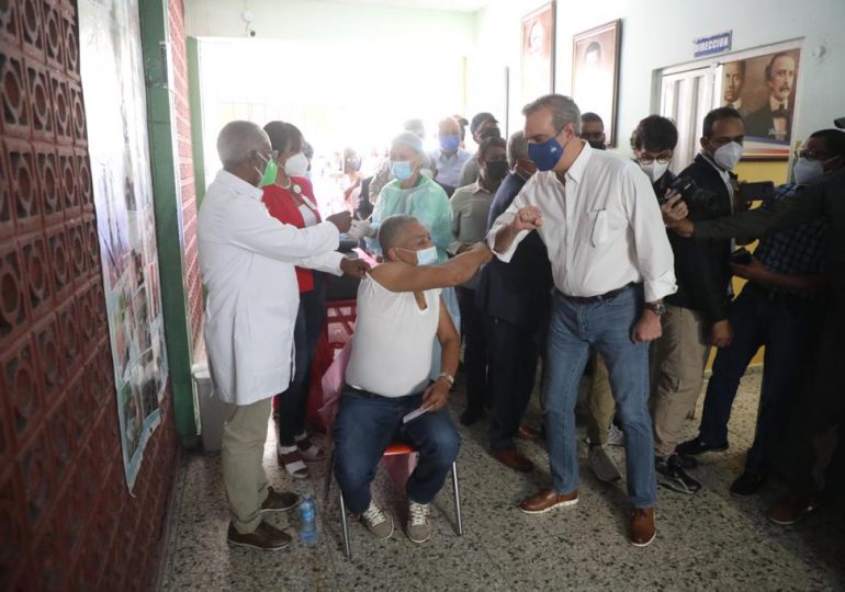 Presidente Abinader supervisa proceso de vacunación