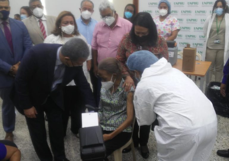 VIDEO | Leonel Fernández acompañó a su madre a vacunarse contra el COVID-19