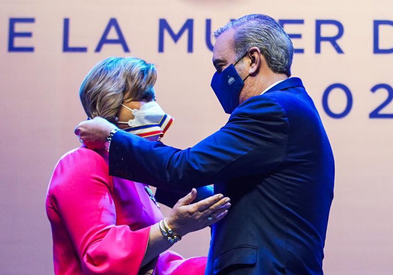 Yadira Henríquez recibe la Medalla al Mérito de la Mujer