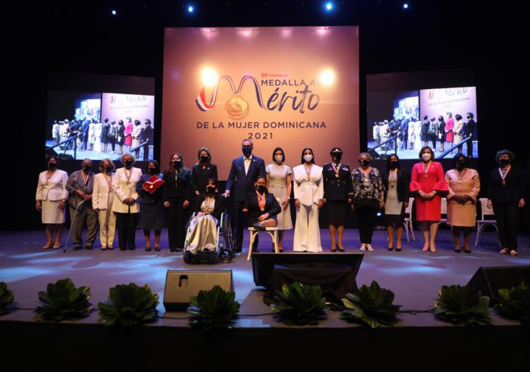 Condecoran 14 damas con la imposición de la Medalla al Mérito de la Mujer