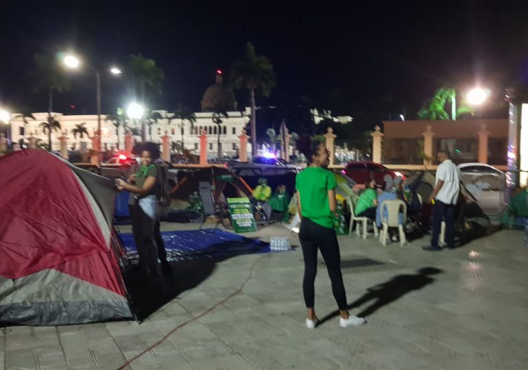 Mujeres continúan frente al Palacio en demanda de que aprueben tres causales en Código Penal