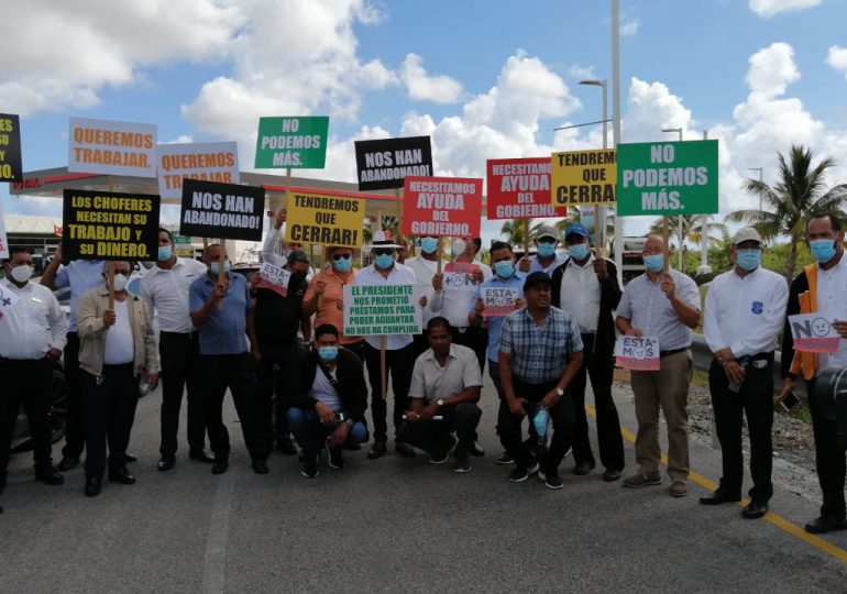 VIDEO | Transportistas turísticos protestan y anuncian paro de servicios