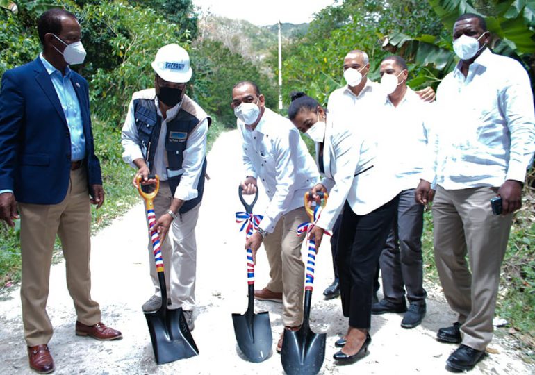 Inician los trabajos de construcción de caminos vecinales en provincia Barahona