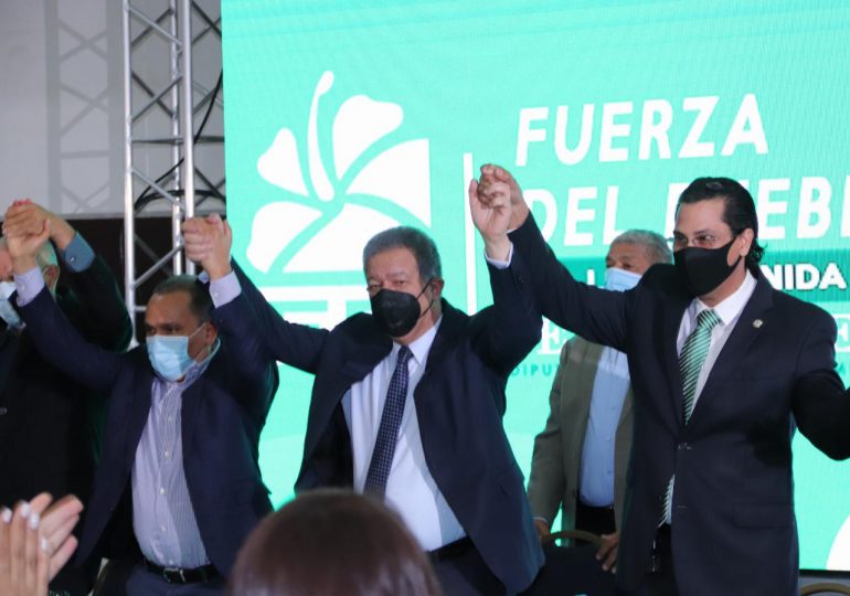 Leonel Fernández juramenta al diputado Félix Michell en la Fuerza del Pueblo