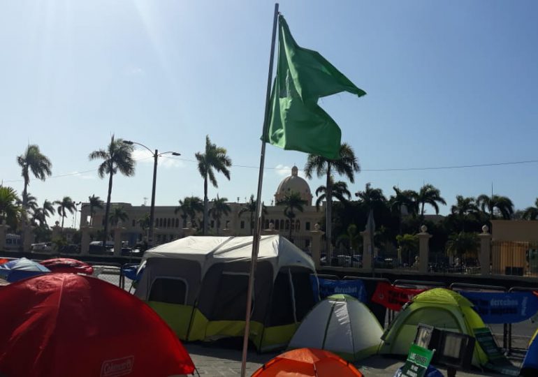 Bandera de las "tres causales" sigue plantada frente al Palacio Nacional por octavo día