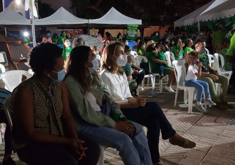 Mujeres celebran nueve días de campamento frente al Palacio Nacional con un concierto