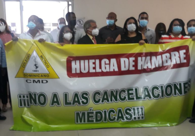 VIDEO | Médicos cancelados ocupan Ministerio de Salud y se declaran en huelga de hambre