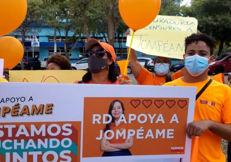 VIDEO | Jóvenes protestan frente a la PGR en apoyo a la Fundación Jompéame