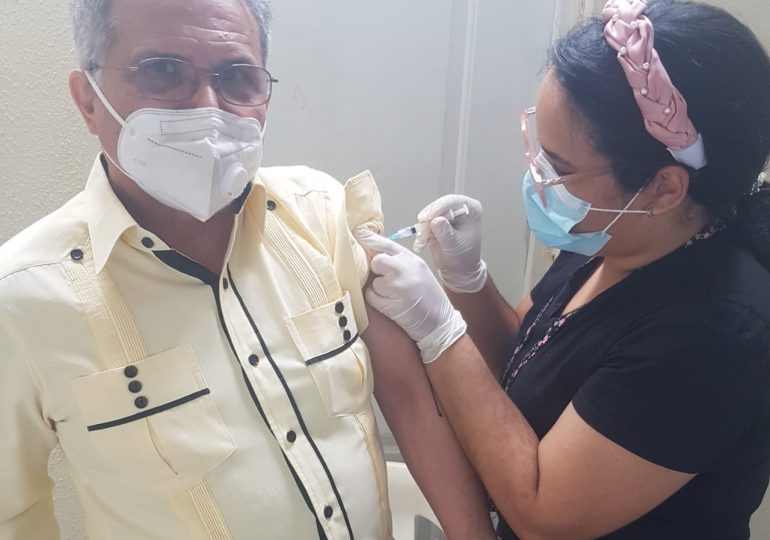 Presidente del CMD se inocula segunda dosis de vacuna SINOVAC