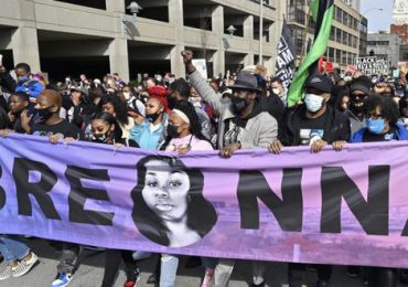 Manifestantes piden justicia un año después de muerte de la afroestadounidense Breonna Taylor