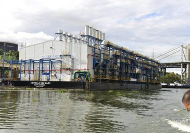 Medio Ambiente revisará licencias de la barcaza del río Ozama para evitar que contamine