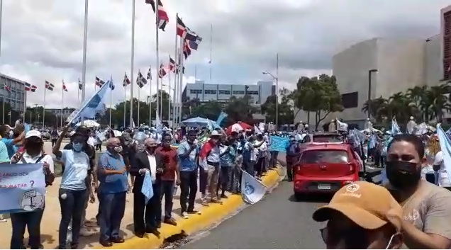 VIDEO | Llega caravana al Congreso Nacional exigiendo no se aprueben las tres causales en Código Penal