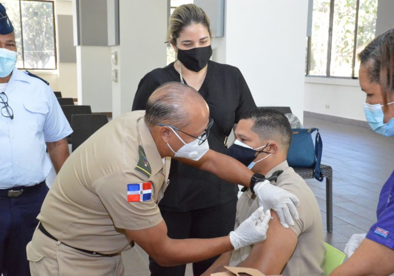 MIDE inicia vacunación a personal médico y militar de ese organismo