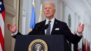 #Viral | Joe Biden tropieza en las escaleras mientras subía al avión presidencial