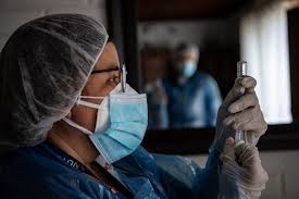Chile envía 40.000 dosis de vacuna Sinovac para personal médico de Ecuador y Paraguay
