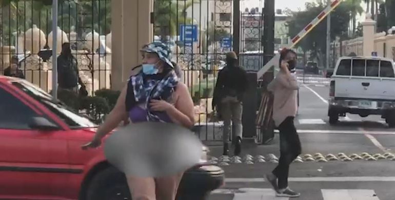 VIDEO | Mujer se desnuda para protestar frente al Palacio Nacional