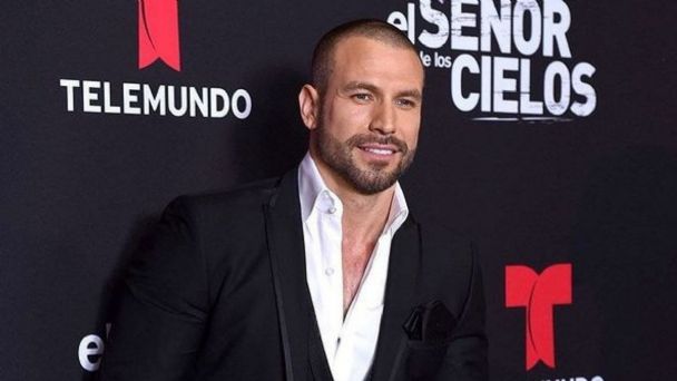 Rafael Amaya reaparece con nuevo look