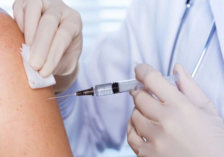 Países europeos vuelven a vacunar con AstraZeneca y Francia se confina de nuevo