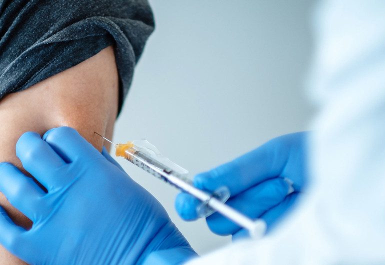 Muere trabajadora sanitaria noruega que recibió vacuna anti Covid de AstraZeneca