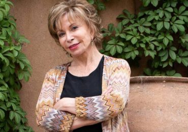 Escritora Isabel Allende habla sobre feminismo, teleserie y amor en la pandemia