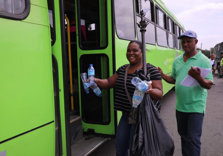 Campaña de INTRANT que cambia botellas plásticas por pasajes llega a Ciudad Juan Bosch